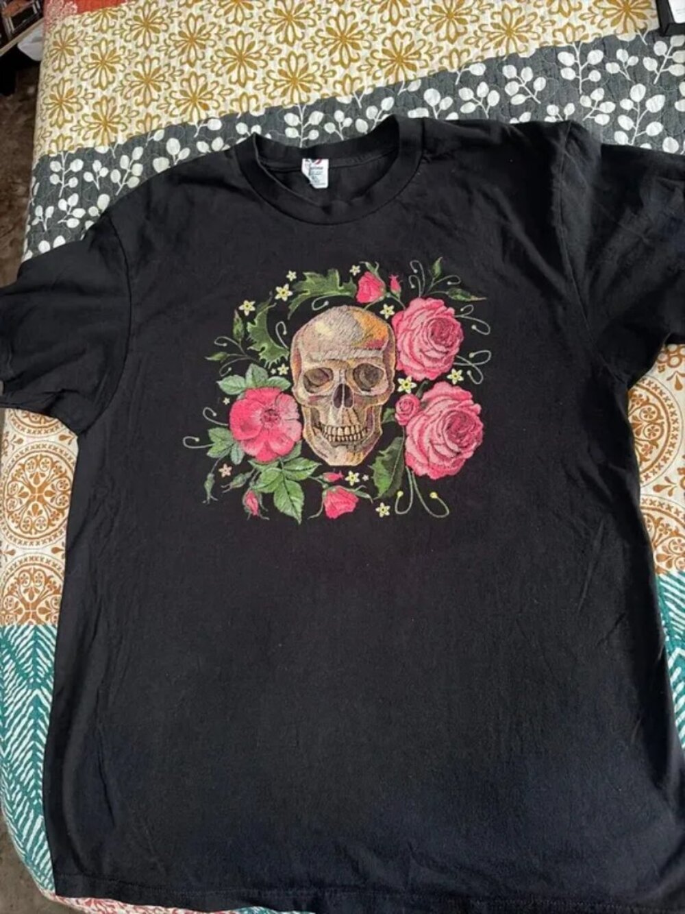 Optima print T with Skull & Roses